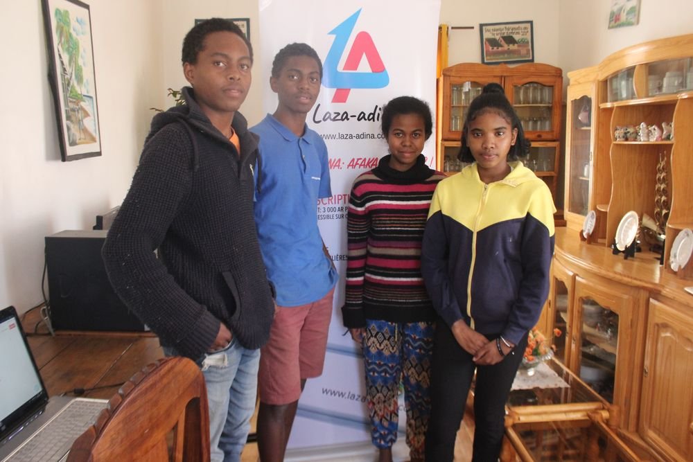 Élèves de l’association Fazako devant le kakémono Laza-Adina (juin 2020)